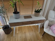 Stylowe białe biurko z szufladami w stylu skandynawskim 