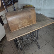 Stara maszyna do szycia antyk.