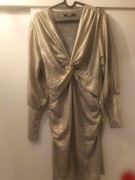 Złota sukienka z dekoltem 