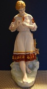 Dziewczyna wróżąca z płatków - figurka porcelanowa  - Połonne , ZSRR