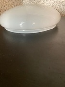 Klosz szklanymi lampy typu „piguła”