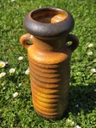 Wazon w stylu rustykalnym dekoracyjny ozdobny brązowy z uchwytami uszami.