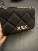 Torebka GUESS czarna pikowana na łańcuszku – elegancka