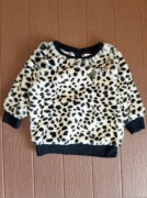 71. Pluszowa bluzka w panterkę czarno kremowa rozmiar 6-9 miesięcy