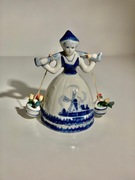 Kobieta z wiadrami ręcznie malowana