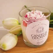 Świeca sojowa z kwiatem piwonii 