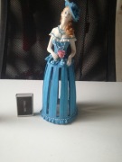 PIĘKNA DAMA Z RÓŻĄ !! UROCZY ..STOJAK NA  SERWETKI  !!!! Z HOLANDII !!!!