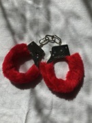 Kajdanki zabawkowe czerwone futerko