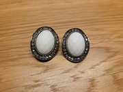 Owalne klipsy z białymi kamieniem i kryształkami