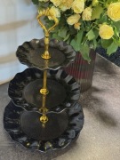 Trzypoziomowy stojak na ciasto i owoce.