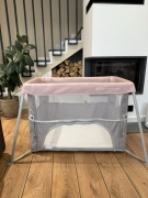 Kinderkraft łóżeczko turystyczne Movi Pink