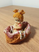 Figurka ceramiczna Mała dziewczynka w koszyku