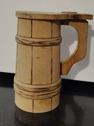 Drewniany kufel z klapką – ręcznie robiony, styl ludowy