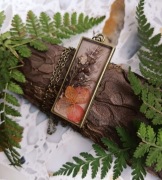 Wisiorek w oprawie stare złoto, pomarańczowy kwiat, dł 4,3cm