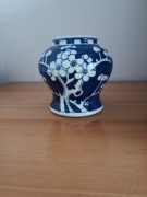 Chińska waza kobaltowa - zdobiona śliwa/wiśnia (c)