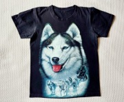 Czarny t-shirt z psem husky wilkiem