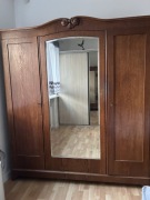 Zabytkowa 3drzwiowa szafa z kryształowym lustrem