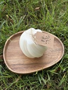 Świeca sojowa kremowa.