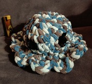 Maskotka wykonana na szydełku. 