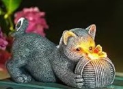 Solarna figurka kota z motylem