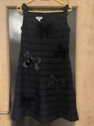 Elegancka czarna sukienka Moschino.