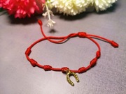 Bransoletka „Podkowa” na czerwonym sznurku