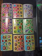 Naklejki z dinozaurami i emotikonami