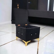 Pufa 40x40 guzik kryształ swarovski nogi złote otwierana schowek pikowana 