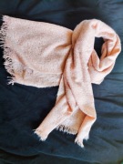 ciepły miękki szal akrylowy pudrowy róż