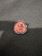 Pin Kapibara z nożem