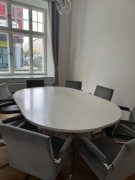 Biały stół konferencyjny