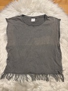 szara koszulka bez rękawów Zara z frędzlami i metalowymi nitami