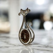 Zawieszka srebrna z bursztynem Kotek 