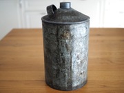 Stara metalowa bańka, kanister na naftę, paliwo