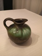 Mały ozdobny dzbanuszek flakonik