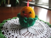 KURCZACZEK WIELKANOCNY W ZIELONYM KOSZYCZKU RĘKODZIEŁO