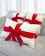 Poduszka świąteczna prezent z kokardą dekoracyjna