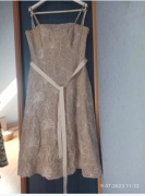 Elegancka sukienka w kwiaty – klasyka i delikatny urok!