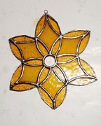 Witrażowy szklany łapacz słońca o wzorze mandali w kształcie gwiazdy