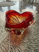 Czerwona szklana popielnica popielniczka misa miska miseczka patera