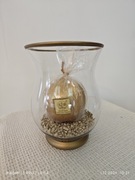 Śliczny świecznik koloru złotego z nową świeczką ręcznie wykonaną