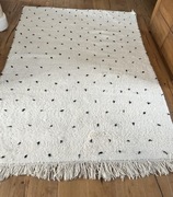 Piękny dywan 100% wełny biały w kropki 