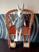 Fotelik wiklinowy dla lalki na rowerek dla dziecka