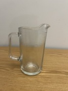 Szklany dzbanek z uchem i dzióbkiem