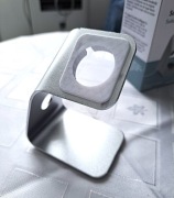 Nowa, aluminiowa podstawka do ładowania Apple Watcha.