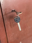 Sejf kasa metalowa pancerna gruba wysoka ciężka stara z półkami3 zamki