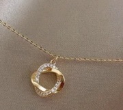 Łańcuszek z wisiorkiem naszyjnik cyrkonie komplet 47 cm + pudełko