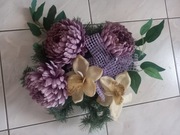 Wiązanka sztuczna na podkładzie zielonym