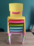 6 szt. kolorowych krzeseł szkolnych do układania w stosy