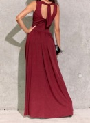 Brokatowa sukienka z seksownym rozcięciem